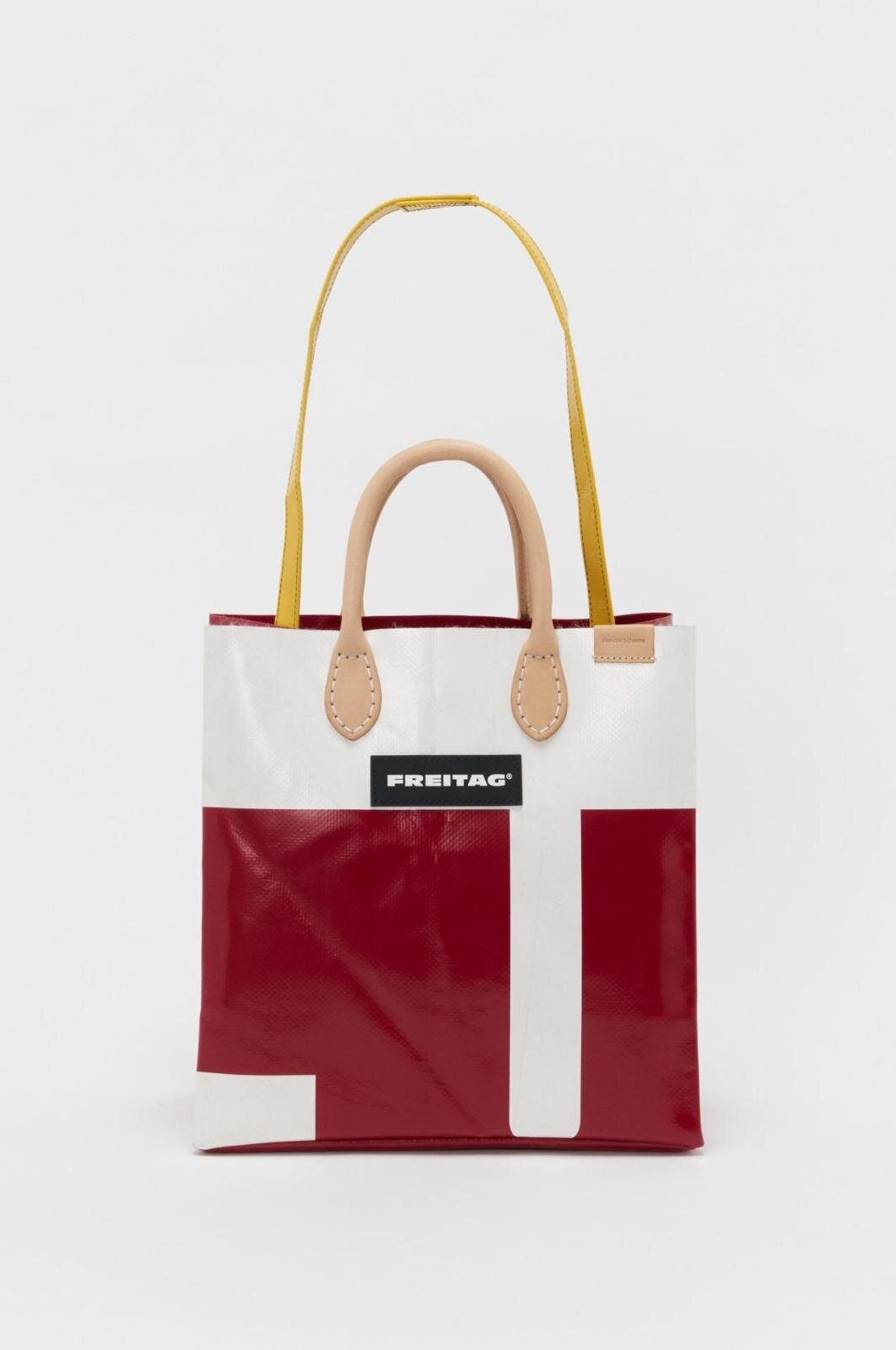 エンダースキーマとフライターグの“一点もの”バッグ、柄が異なるタープ