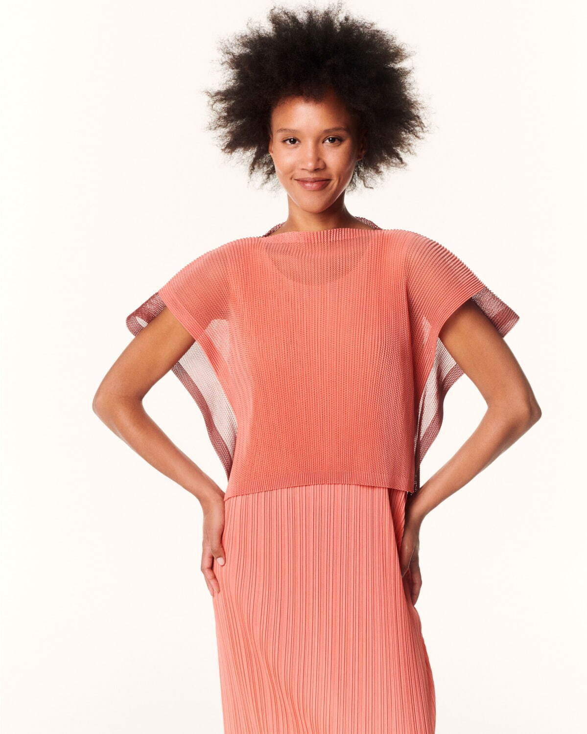 プリーツ プリーズ イッセイ ミヤケ“X線”着想の透明感カラーシャツ