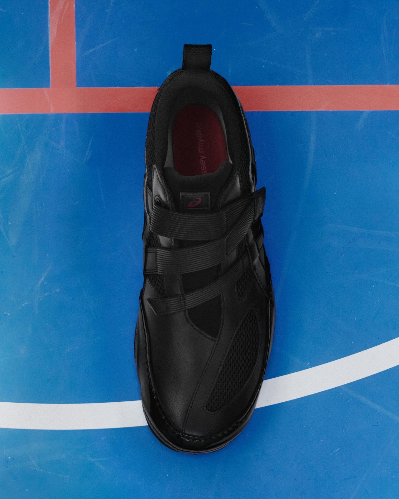 三宅デザイン事務所×アシックスのスニーカー、“テーピング”着想の