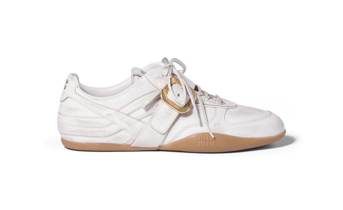 ミュウミュウ“レトロムード”のレザースニーカー＆バレエシューズに輝く