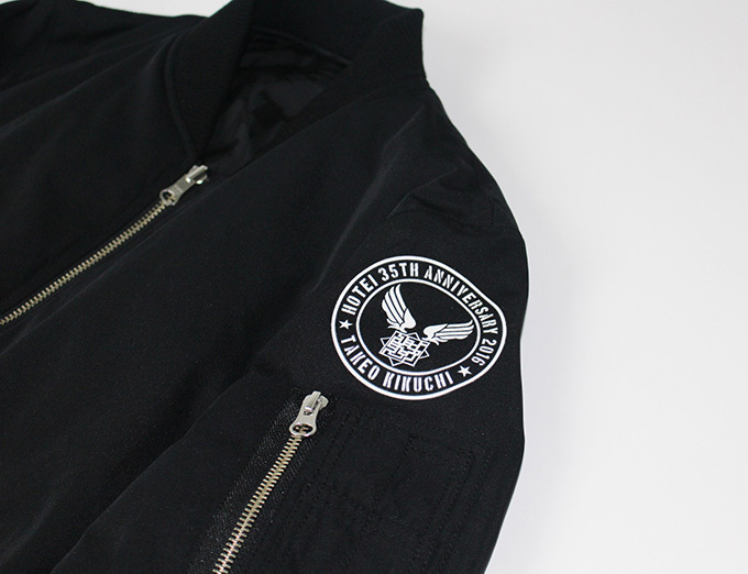 布袋寅泰×タケオキクチ、“ギタリズム柄”のリバーシブルMA-1やハット