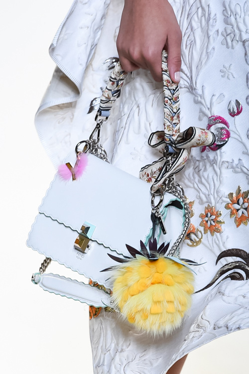 フェンディ フルーツ」パインやラズベリーのような色とりどりの新作