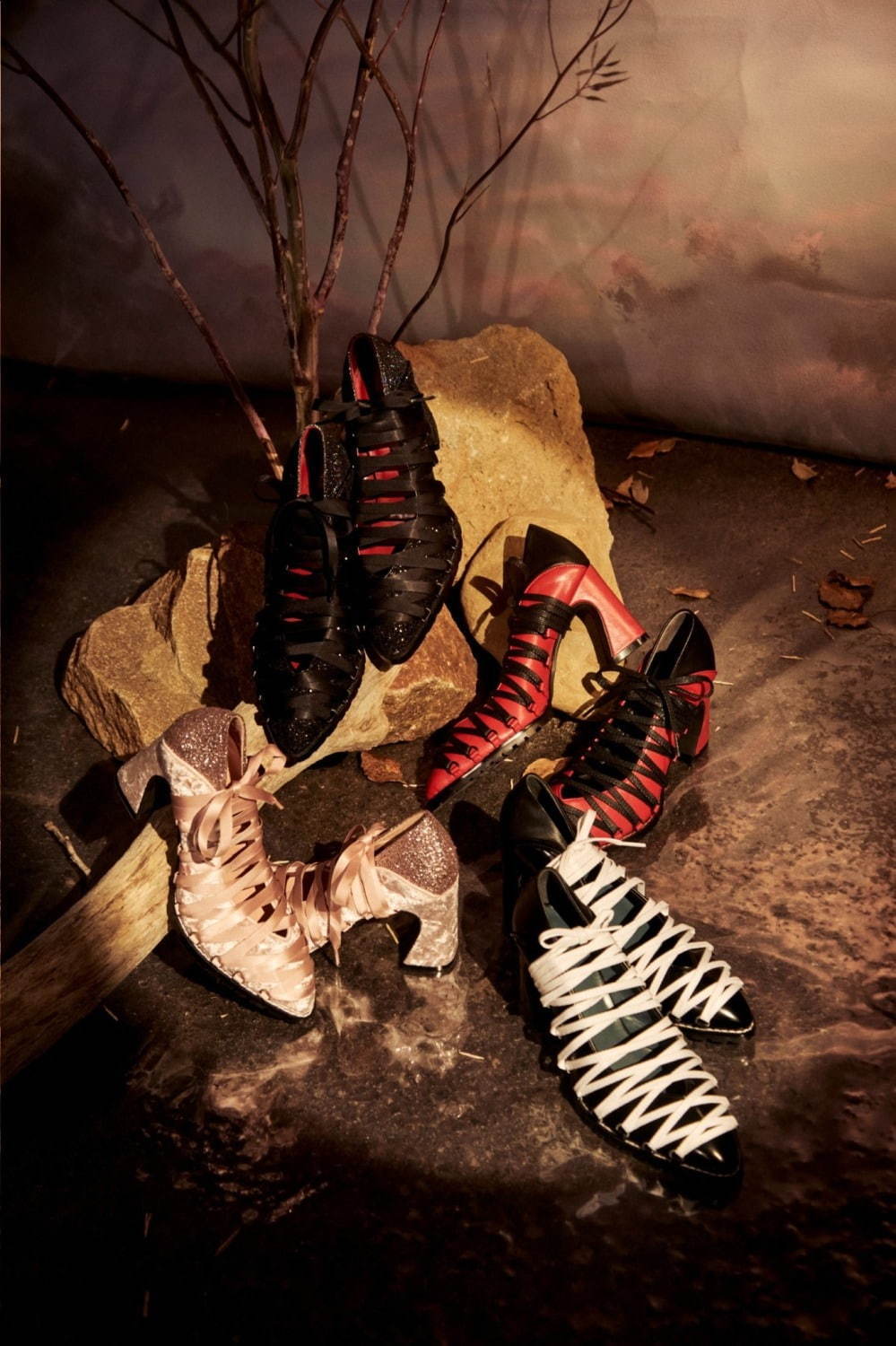 パメオポーズ、バレエ“トゥーシューズ”着想のレースアップパンプス