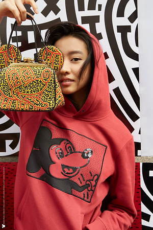 コーチ、キース・ヘリングが描く「ミッキーマウス」の“耳つき