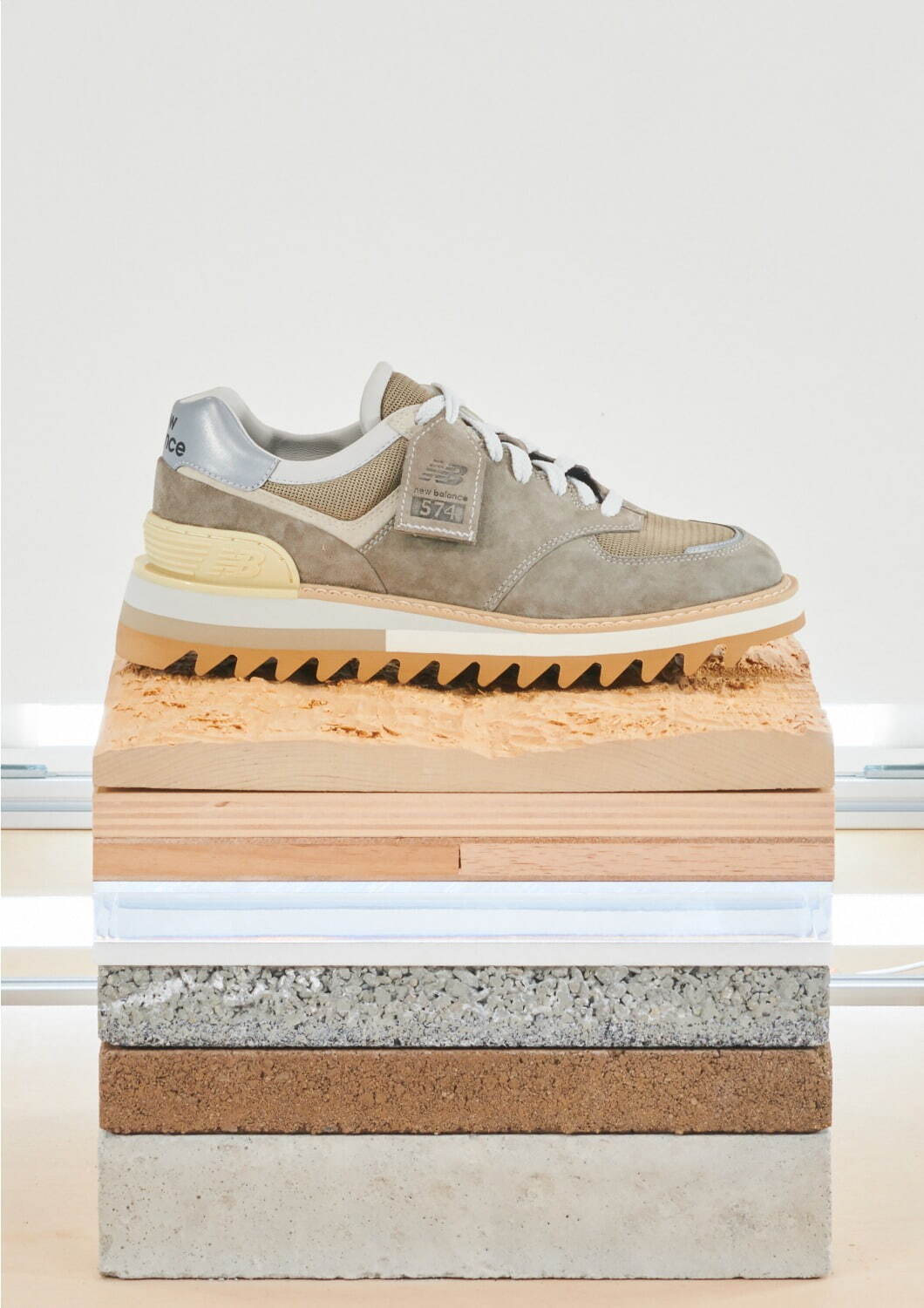 東京デザインスタジオ ニューバランス“再構築”スニーカー、Nロゴを