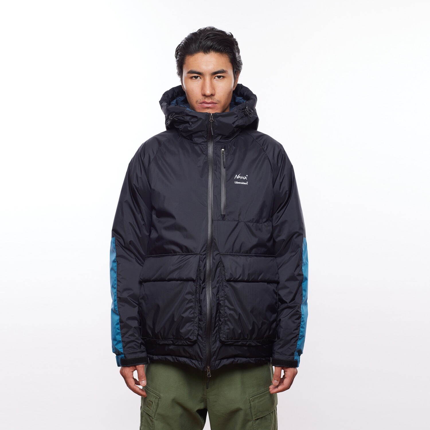 ナンガ×リベレイダースのコラボダウンジャケット、マグネット付き