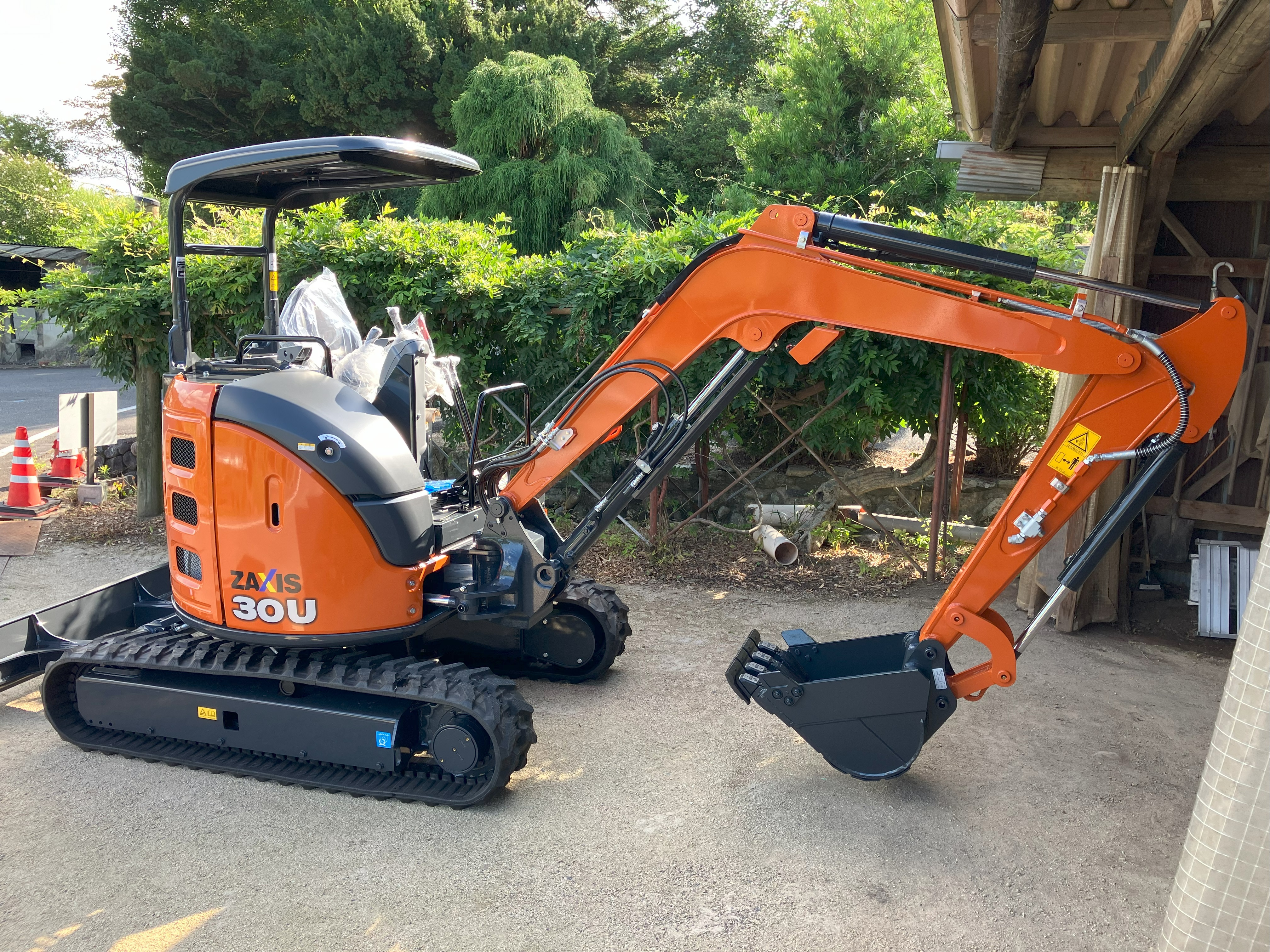 新車納入実績】日立建機 ミニ油圧ショベル「ZX30U-5B」のご紹介