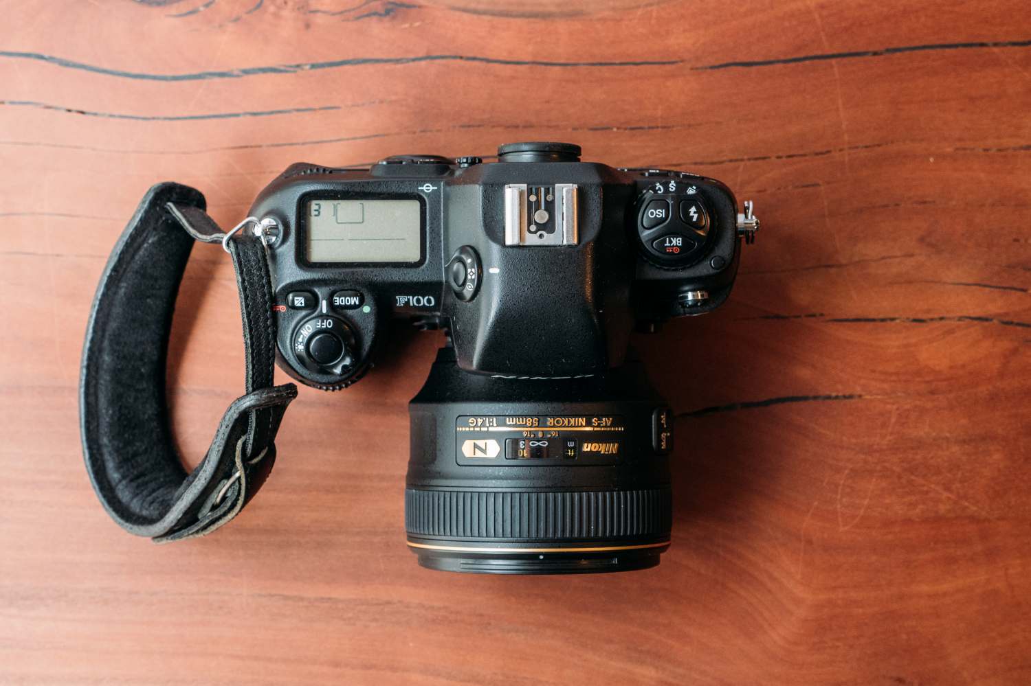 フィルムAFカメラ NIKON F100を購入。デジタル的な操作感のフィルム