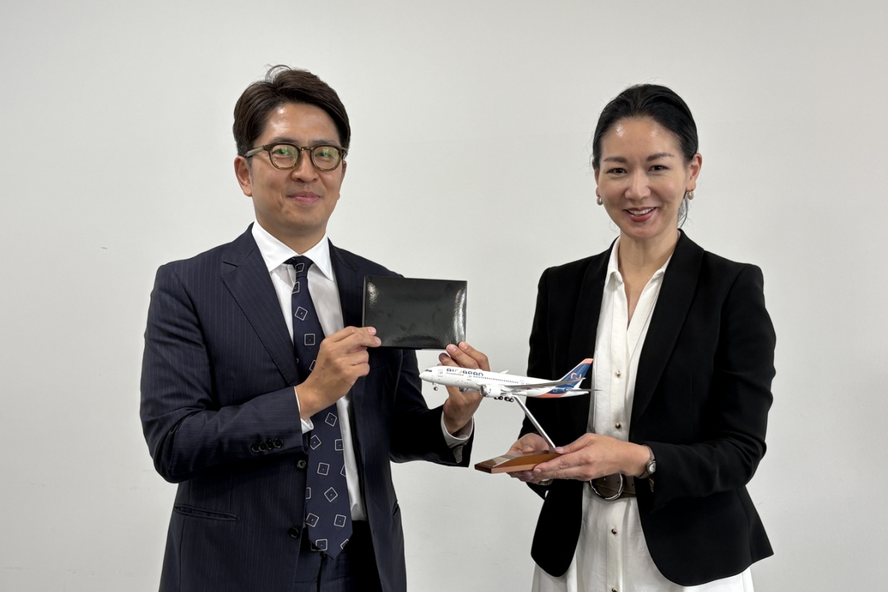 ANAグループの新ブランド「AirJapan」の機内食に、高津紙器の紙容器が