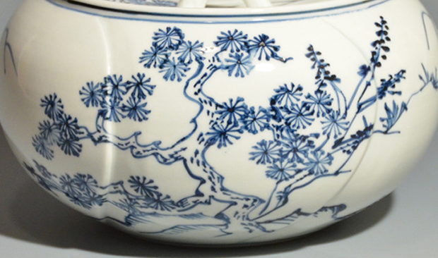 平安 西村徳泉（造）捻梅染付松竹梅文水指 誂え蓋付 共箱 茶道具 京焼