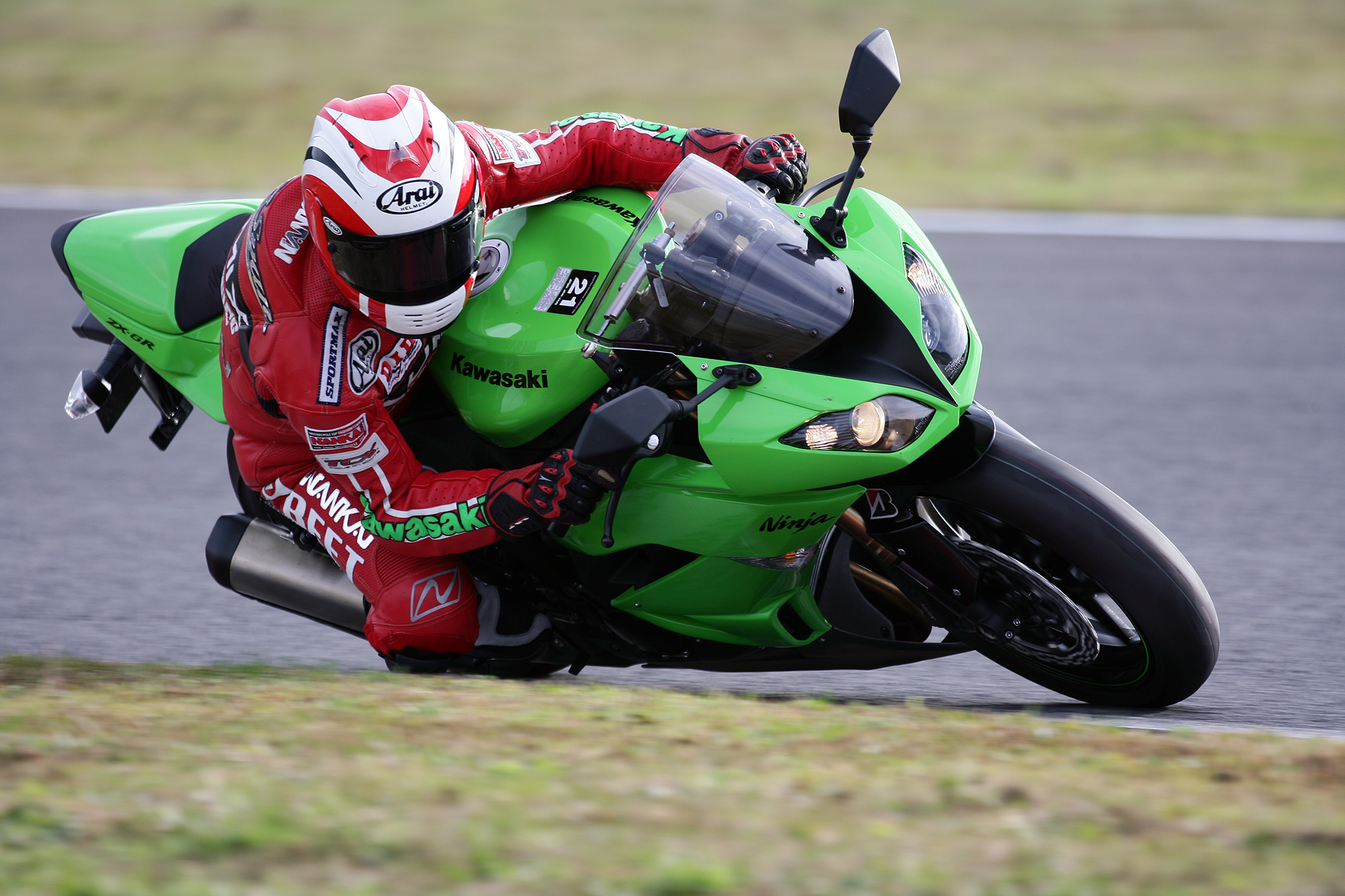 フロントを基点に自在に曲がれるコーナリングマシン／Ninja ZX-6R(2009