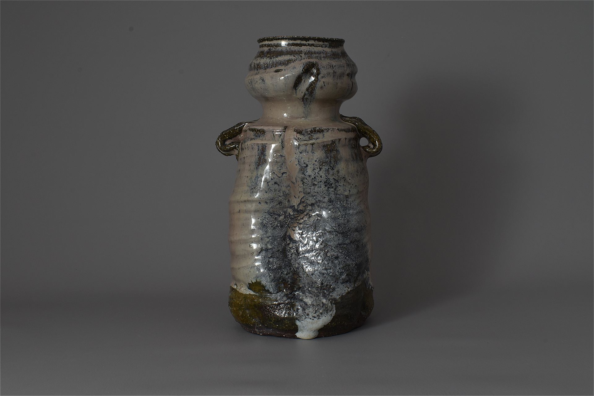 灰被耳付花入 – 萩焼作家 水津和之-和窯（やわらぎがま）-ここでしか