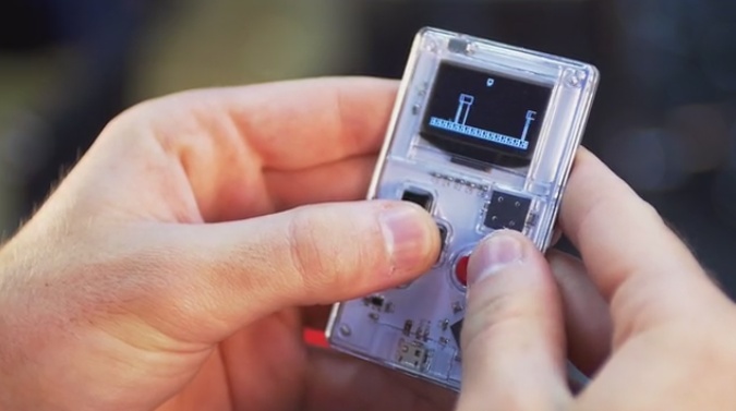 厚さ5mm、財布に入れておけるクレジットカードサイズの小型ゲーム機
