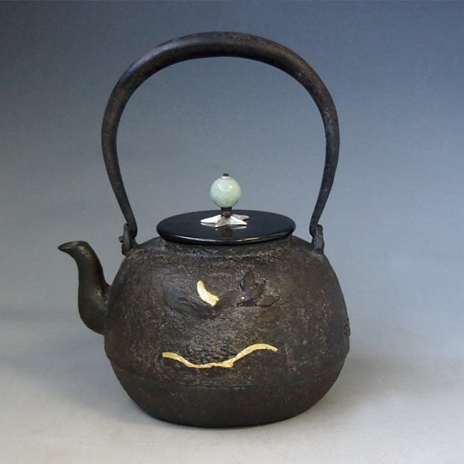 tb208 龍文堂写 菖蒲文（あやめ）鉄瓶 本体に金貼り 翡翠摘み 鉄壺 約