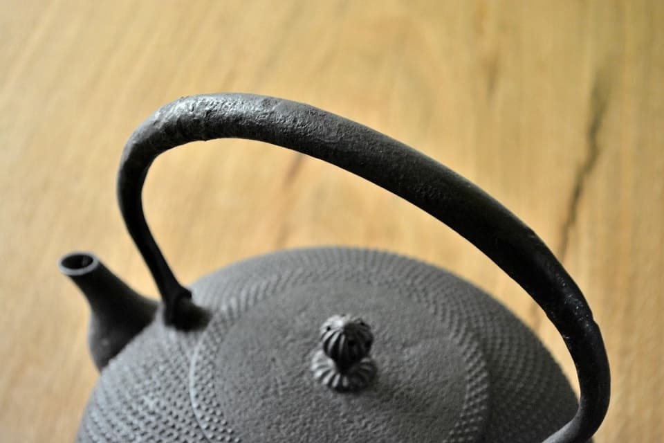 y009 人間国宝 鈴木盛久 霰紋 小型 鉄瓶 高さ14cm 小鉄瓶 茶道具 y009
