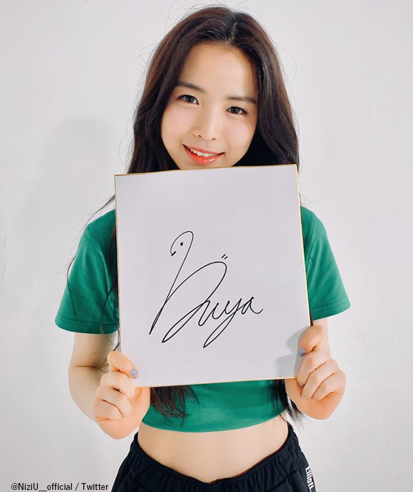 NiziUの初めてのサインがついに決定！ WithUの投票により決定・・彼女