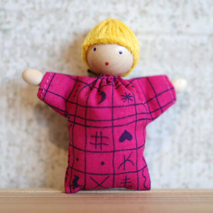 ヘアビック社 ドールハウス人形：【赤ちゃん・赤紫】 | krtek select toys