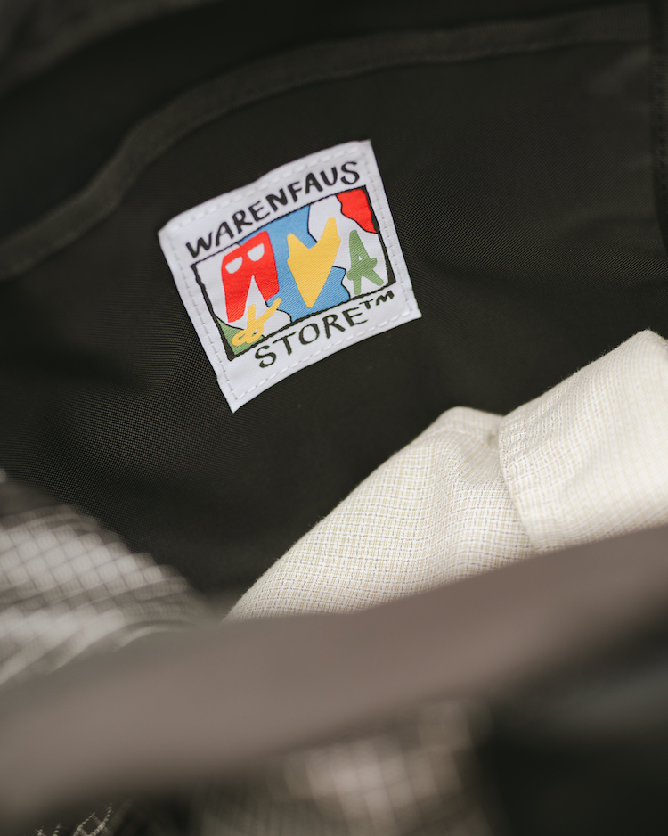 少し遠くへ行くときは、ワーレンファウスのトートショルダーバッグが