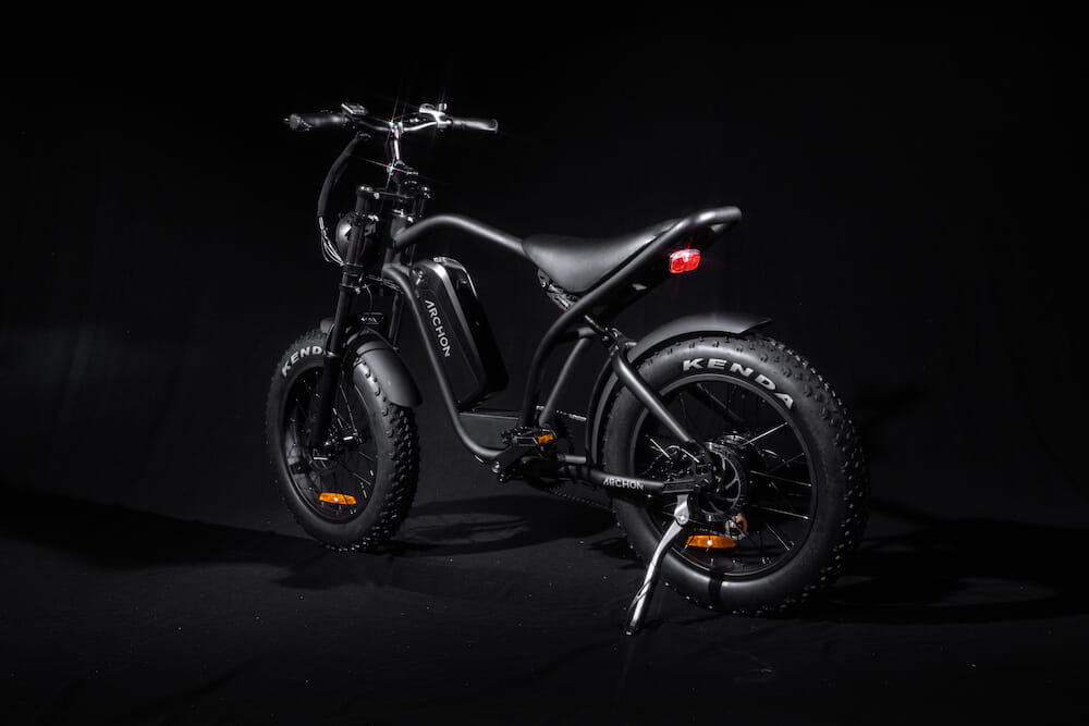 KANDYTOWNのIOをビジュアルに起用！ 遊びを広げる電動アシスト自転車