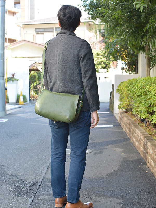 ありそうでない本革総かぶせのメッセンジャーバッグ / 革鞄のHERZ