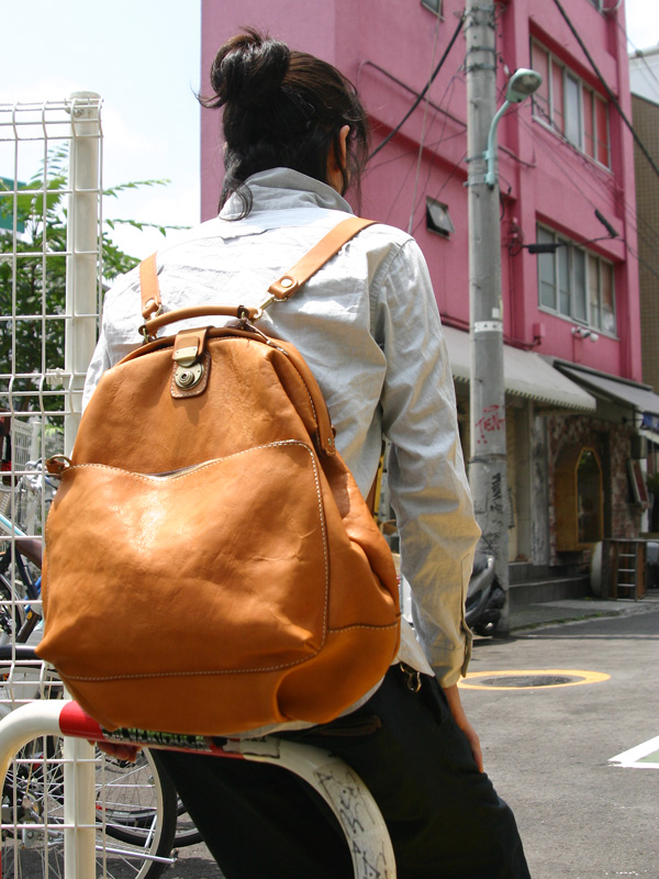 一泊二日の小旅行にも使える人気のワンパクリュック / 革鞄のHERZ