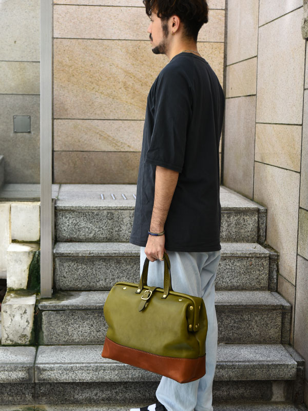 昔の映画に出てきそうなクラシックな総革口枠ボストンバッグ / 革鞄の