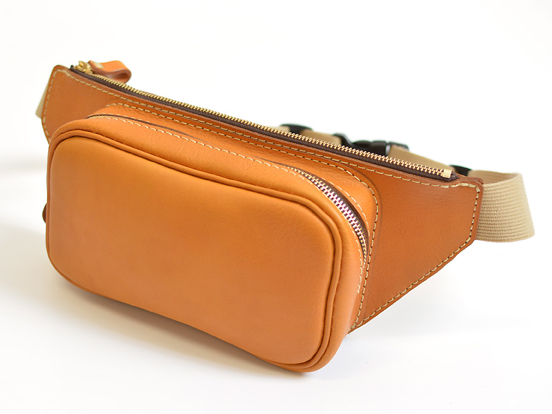 旅行のサブバッグにも便利な革製のファスナーウエストバッグ / 革鞄の