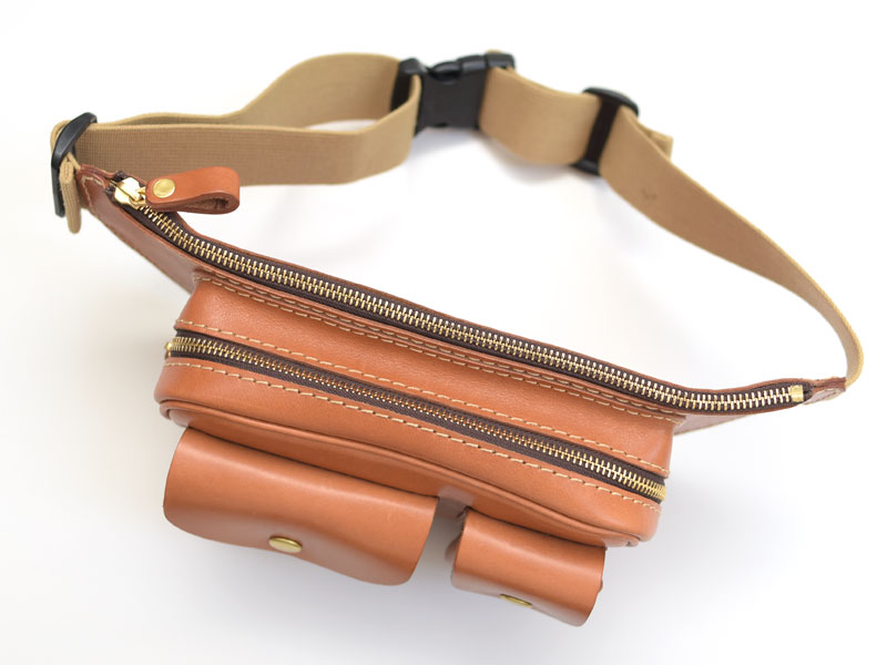 メンズ・レディース問わず使える2ポケットの本革ウエストバッグ / 革鞄