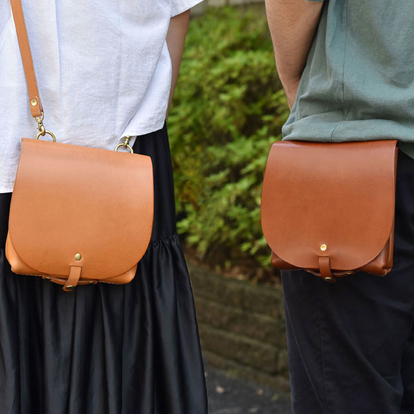 ショルダーにもなる2wayタイプの総かぶせベルトポーチ / 革鞄のHERZ