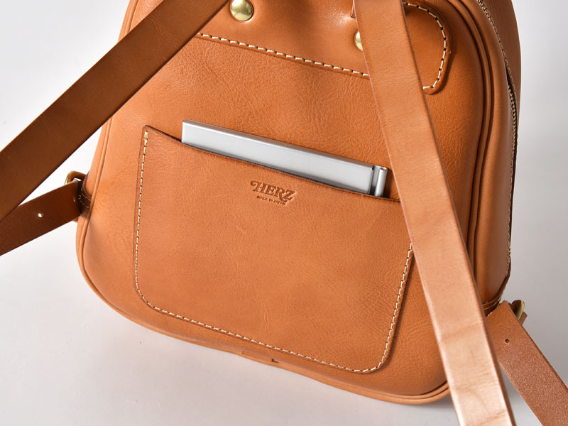 コロンとした可愛いフォルムの前ポケミニリュック / 革鞄のHERZ(ヘルツ