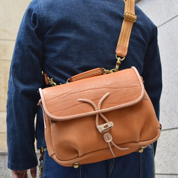 豪快な革鞄を思わせるワイルドメッセンジャーバッグ / 革鞄のHERZ