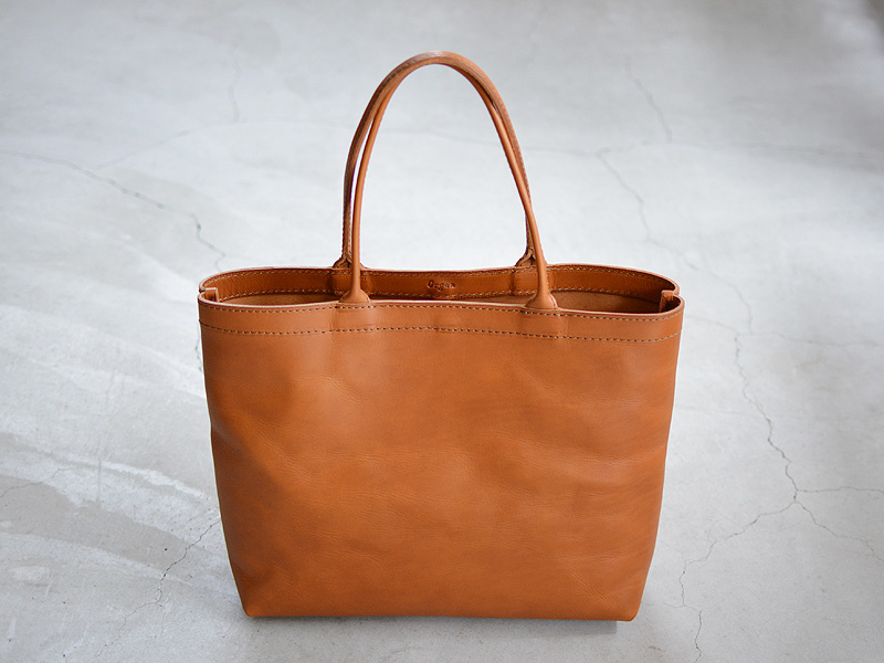 シンプルでメンズ・レディース問わずで使える肩掛けトート / 革鞄の