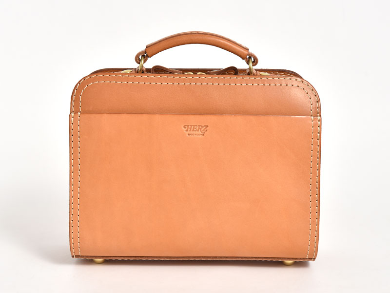 タブレットやお弁当箱が入るダブルステッチの2wayショルダー / 革鞄の