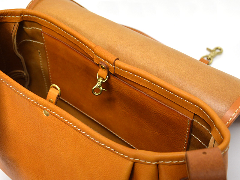 ありそうでない本革総かぶせのメッセンジャーバッグ / 革鞄のHERZ