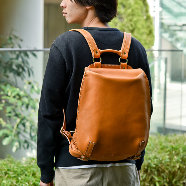 革を贅沢に使った立体フォルムの総かぶせリュックサック / 革鞄のHERZ