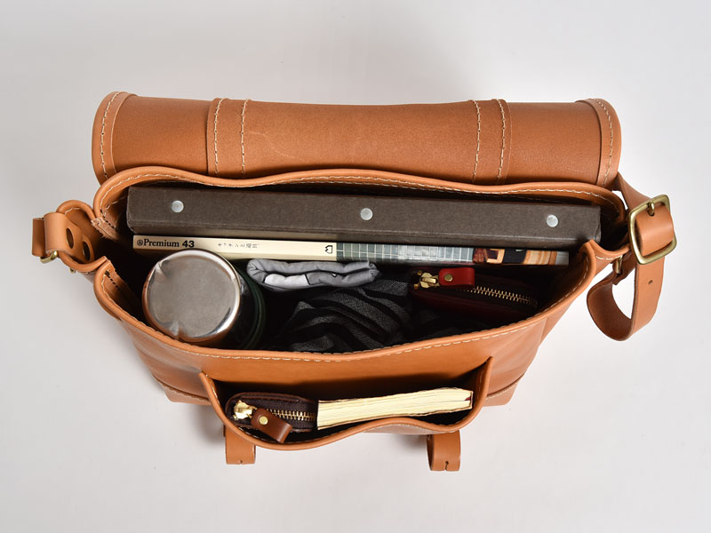 総革で作ったサイズ展開豊富なメッセンジャーバッグ / 革鞄のHERZ