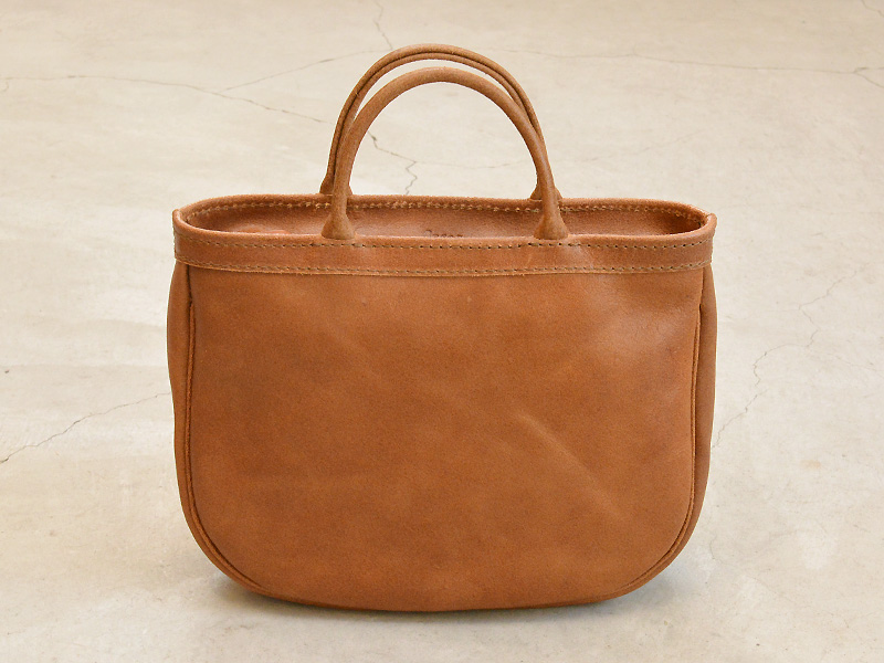 コロンと丸みを帯びた形でシンプルな本革ファスナートート / 革鞄の