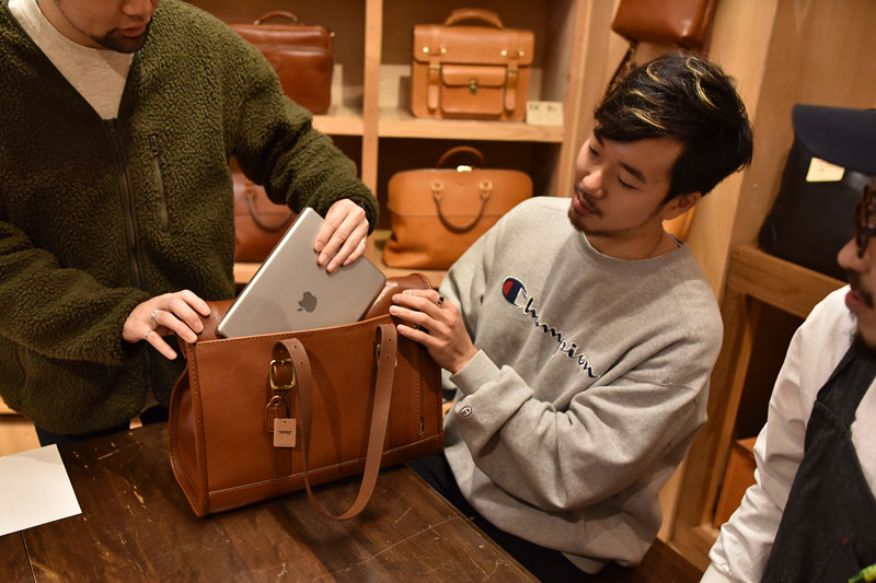 新作ロールトップトートの作り手インタビュー｜革鞄・革小物のHERZ公式通販