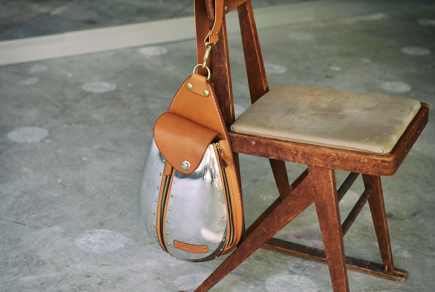 50周年記念コラボ】HERZ×Studio Propeller ～革とアルミのボディバッグ