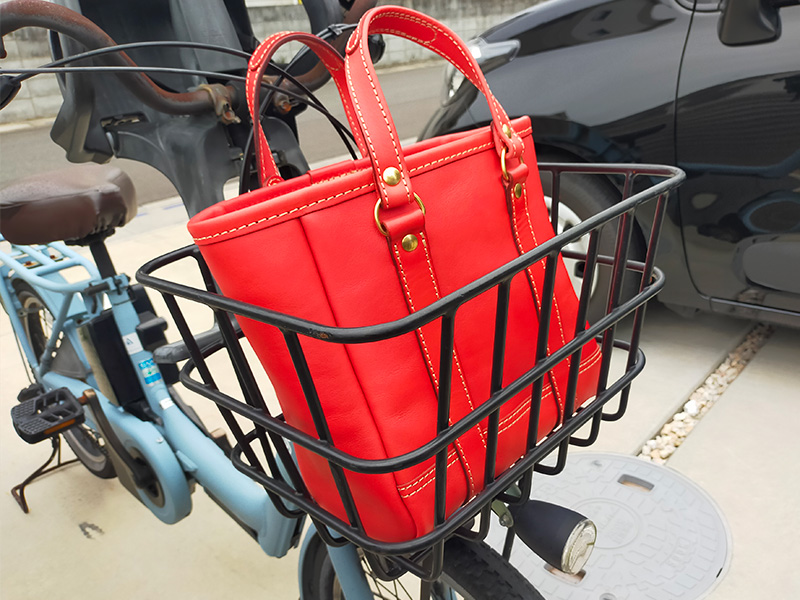 オンラインショップスタッフ斎藤、バケツ型トート(T-70)Sサイズを愛用