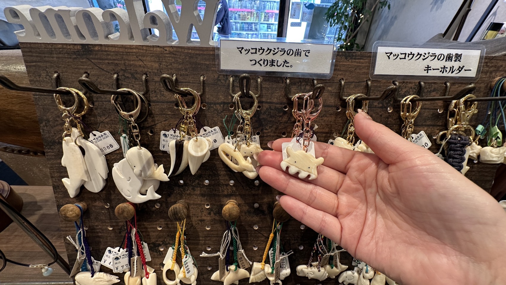 ずらりと並ぶオシャレなアイテム！くじら工芸店と椿油のお店｜五島椿