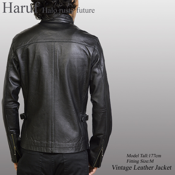 渋い光沢のブラックレザージャケット。製品洗いを施したビンテージ加工