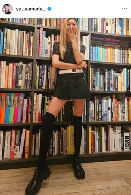 山田優41歳、超ミニ丈×爆イケなサングラス＆青髪かっこよすぎ 最強