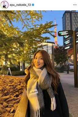 美女サッカー・仲田歩夢、ユニ姿と雰囲気変わって 巻き髪＆マフラーで