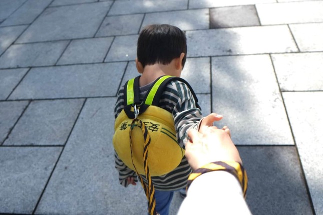 命綱と一目で分かる「子ども用ハーネス付きリュック」話題 批判意見に