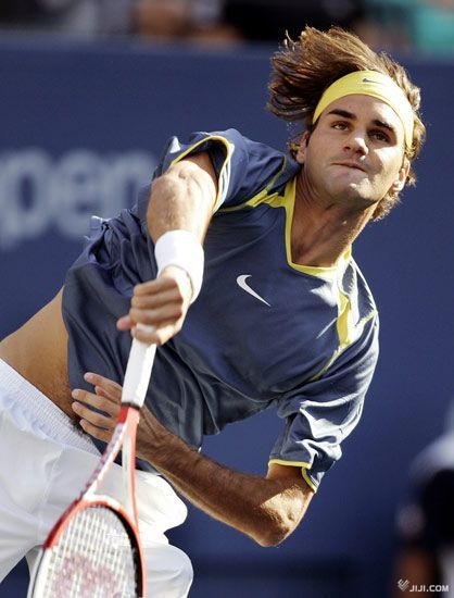 2005年大会決勝でサーブを放つフ…：全米オープンテニス男子優勝者