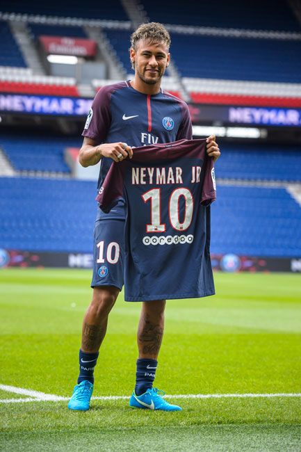 パリ・サンジェルマンの入団発表でユニホ…：ブラジルの星 ネイマール