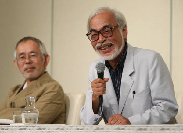 引退の記者会見をする宮崎駿監督（右）…：アニメ界の巨匠 宮崎駿監督