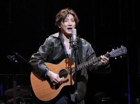 京本大我「最高の作品」、主演ミュージカル「Once」初日 ギターの