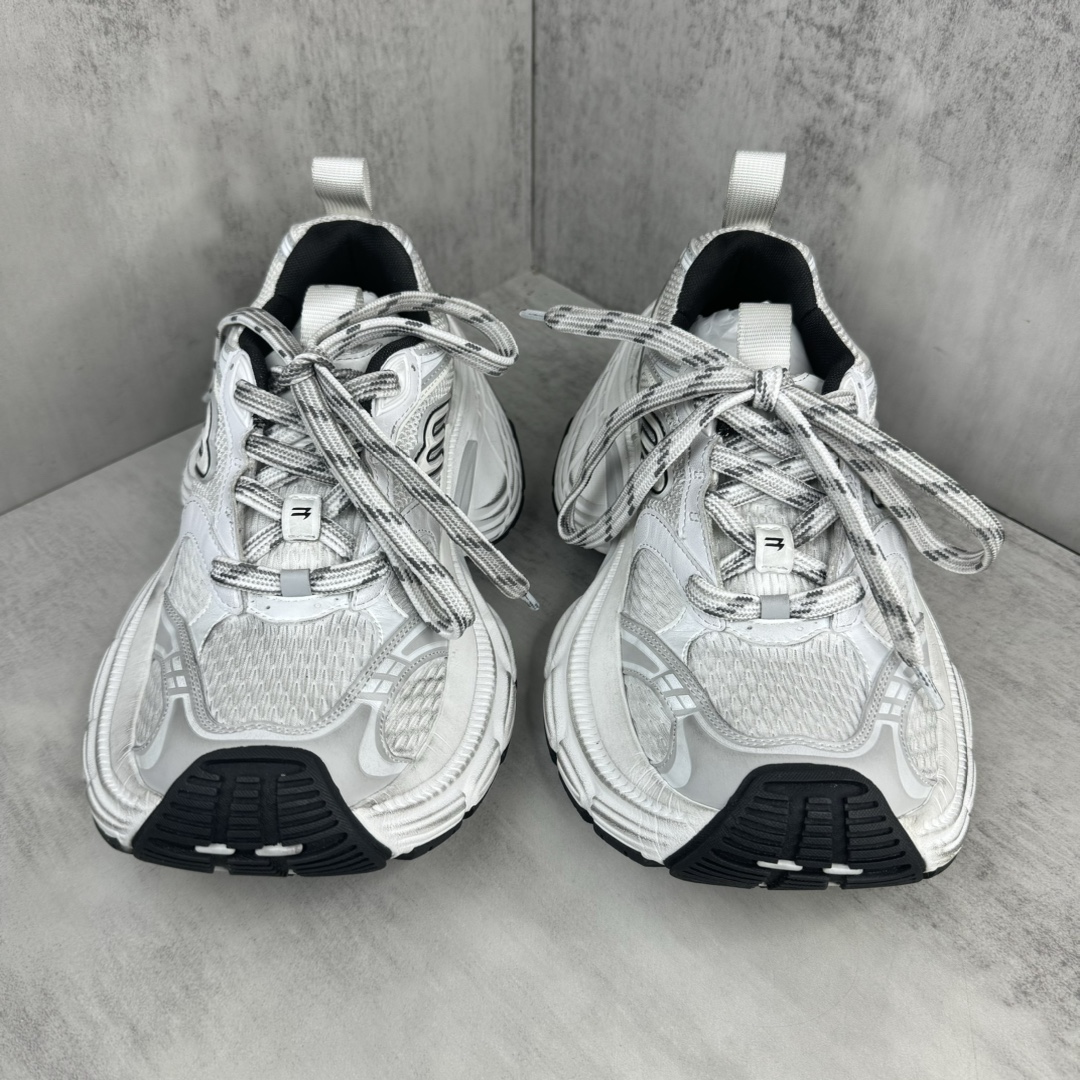 バレンシアガ10xl スニーカー バレンシアガ、特大サイズのスニーカー「10XL」の新色を発売